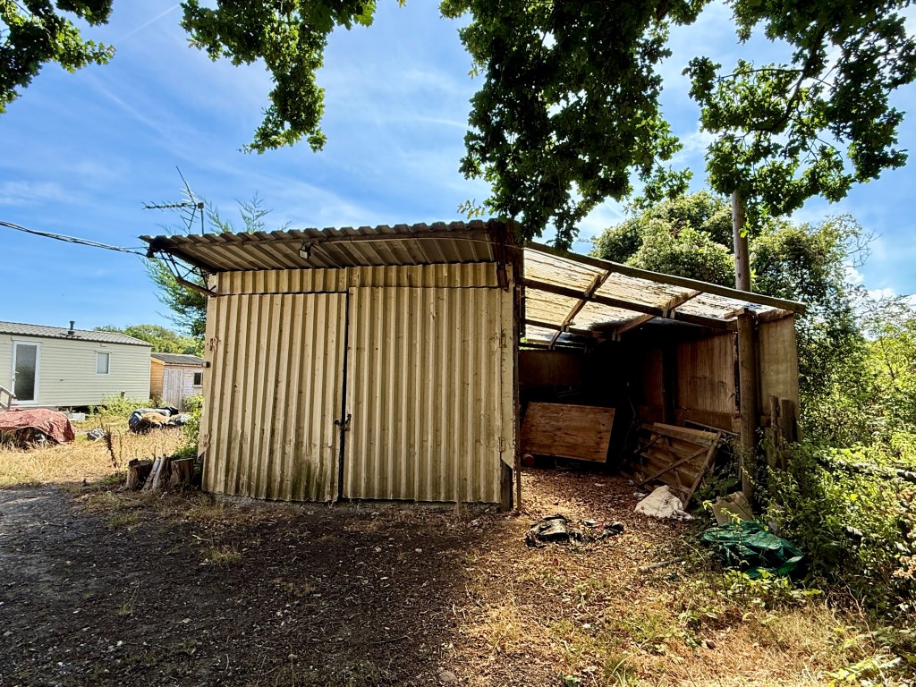 Lot: 80 - EQUESTRIAN FACILITY - INDOOR MANÈGE, STABLES, PADDOCKS AND ACCOMMODATION - Storage barn